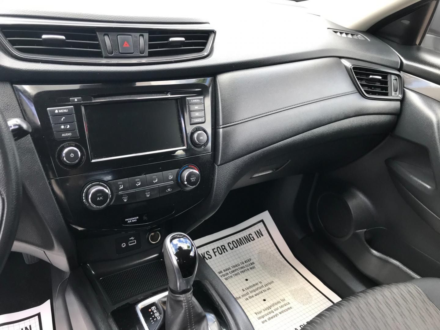 2019 Silver /Gray Nissan Rogue S (5N1AT2MV5KC) with an 2.5 V4 engine, Automatic transmission, located at 577 Chester Pike, Prospect Park, PA, 19076, (610) 237-1015, 39.886154, -75.302338 - Photo#12